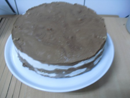 Bolo de camadas de chocolate, natas e waffers